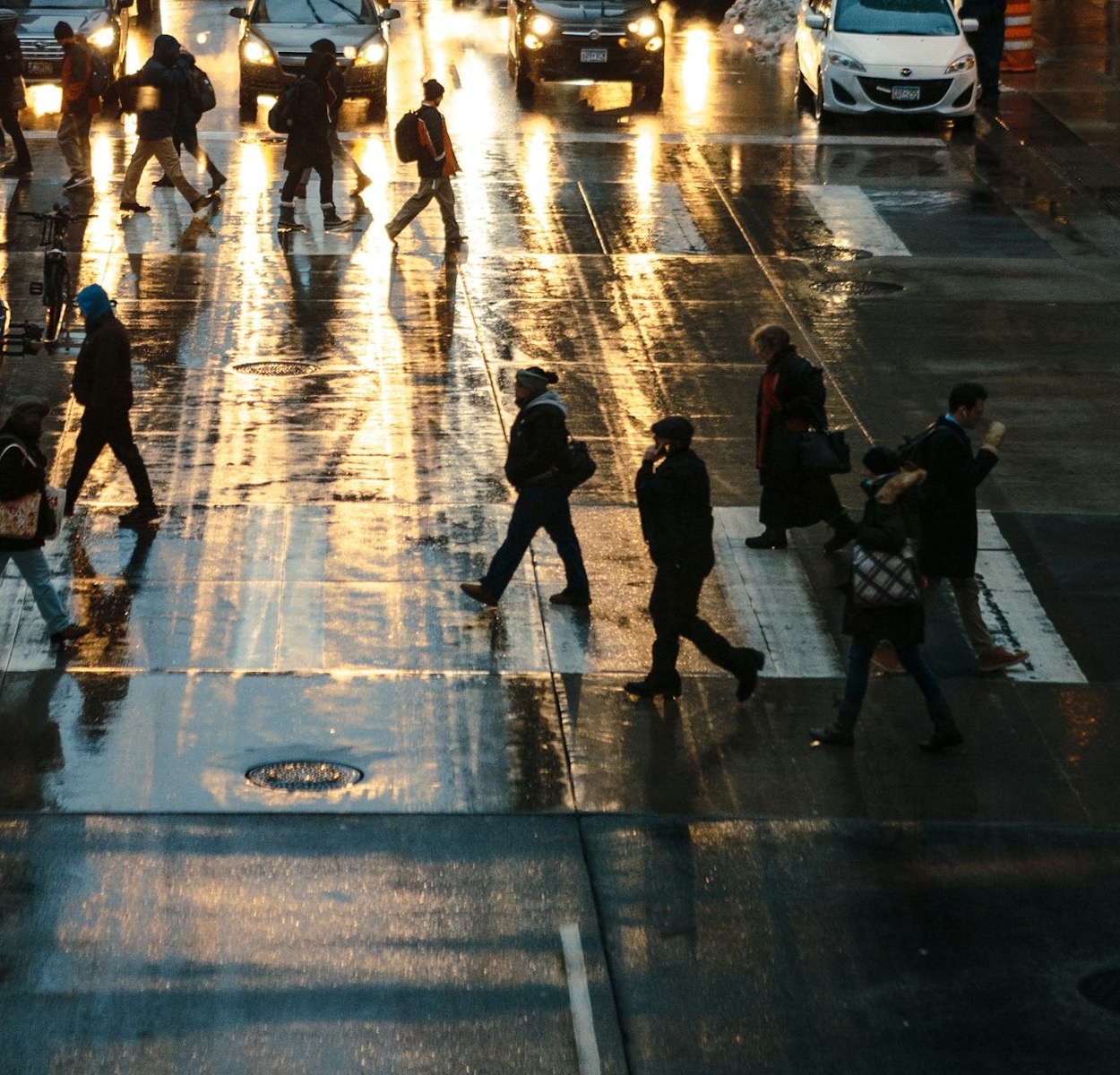 Menschen überqueren abends eine Straße; drei von ihnen sind als Social Heroes in der Nähe markiert