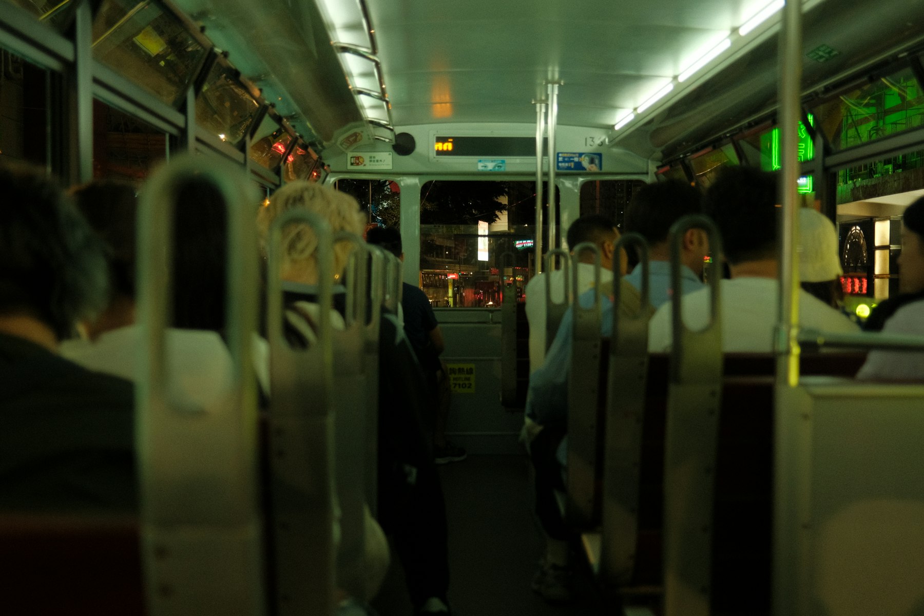 Fahrgäste nachts in einer Straßenbahn; zwei sind als Social Heroes markiert
